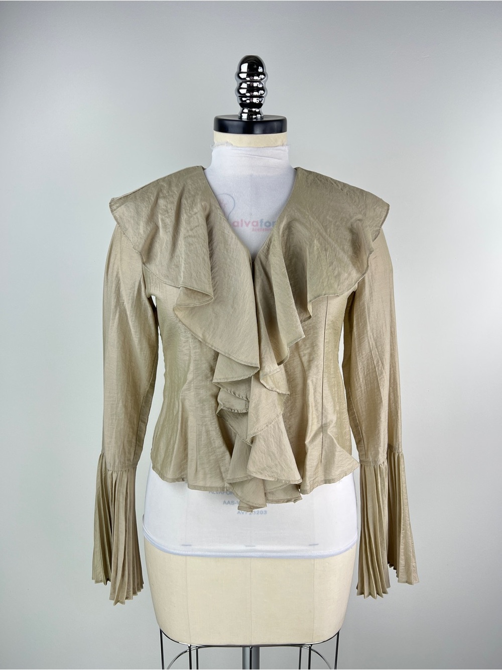 💚 3632. Ruffled Long-Sleeve Blouse in Light Taupe